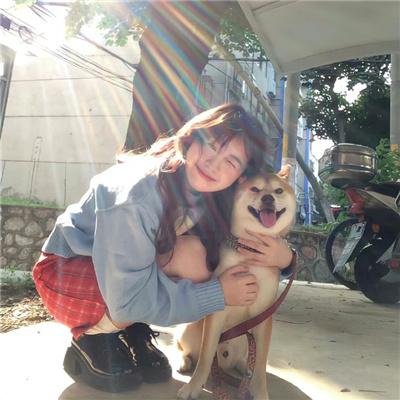 坐在酒吧里吃蛋糕